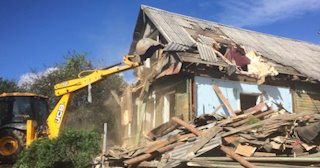Промышленный демонтаж пристроек к дому в Стрежевом | Цены от 575 руб. за м2