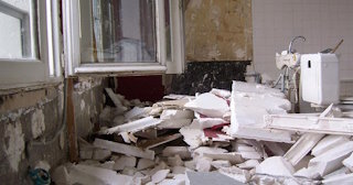 Демонтаж хрущевки в Стрежевом - удаление старых полов и стен по выгодной цене от 1775 рублей.