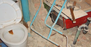 Профессиональный демонтаж перегородки ванной и туалета в Стрежевом - от 575 рублей